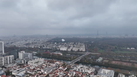 La-Défense,-Paris's-business-heart,-shrouded-in-a-cloudy-embrace.